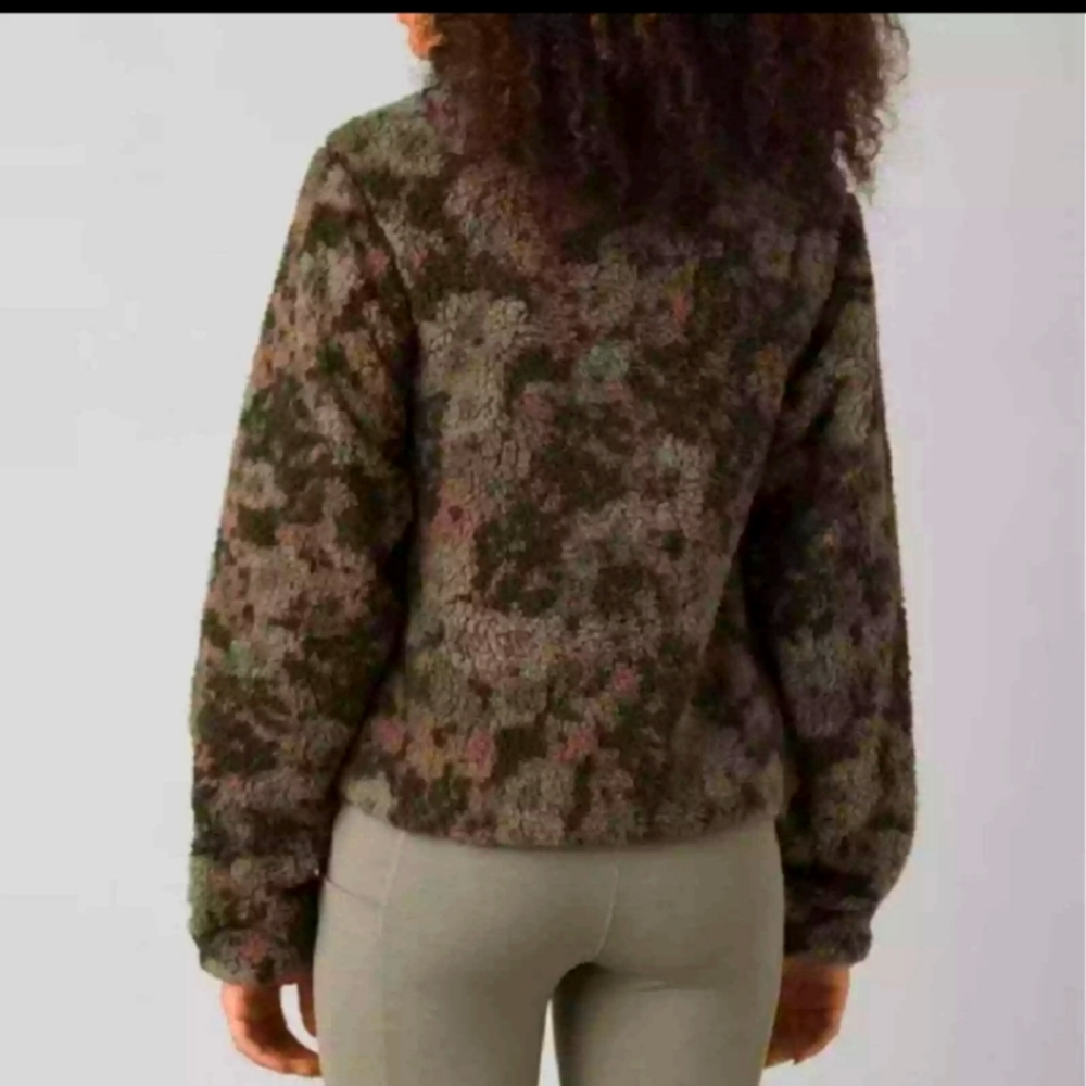 NWT Prana Polar Escape Reversable Sherpa Sweatshirt Kale Wildflower Olive Large - Picture 9 of 9